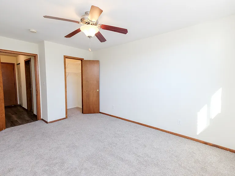 Queen Terrace Apartments — Photo 25