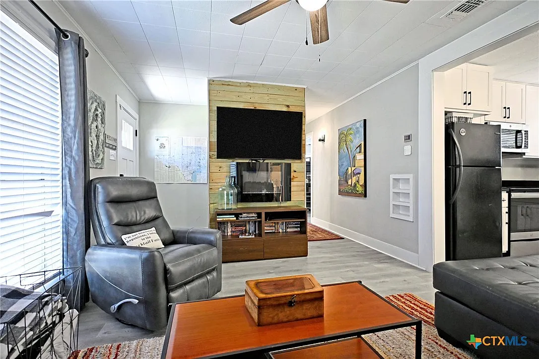 3 bed, 1.0 bath, 1116 sqft, $1,700 — Photo 4