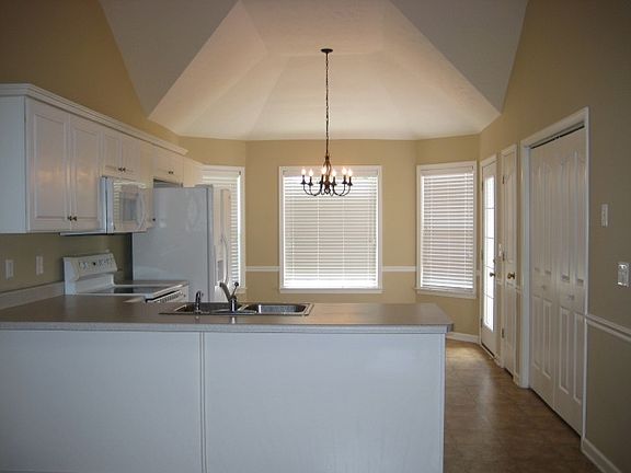 3rd image of 2179 Oak Hill Dr