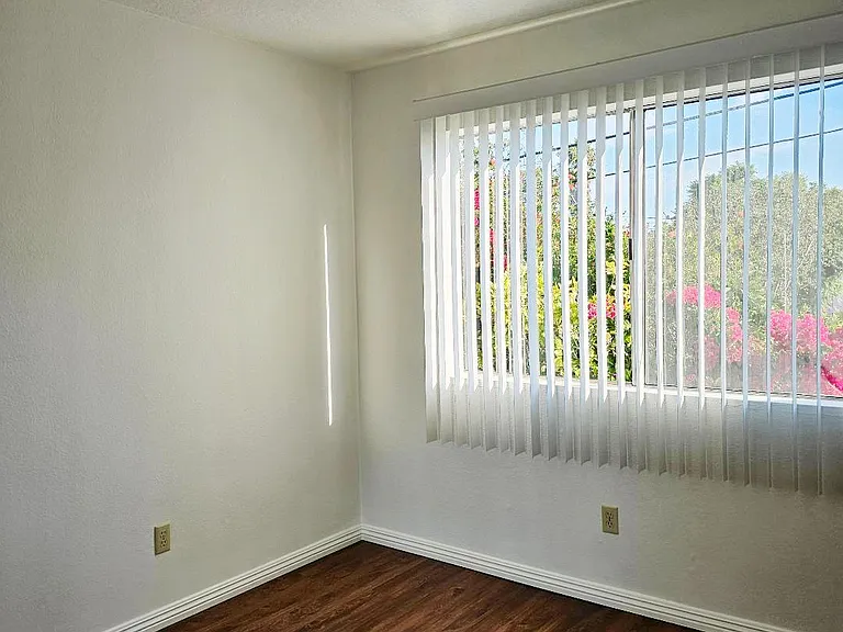 Pomona Ave — Photo 29