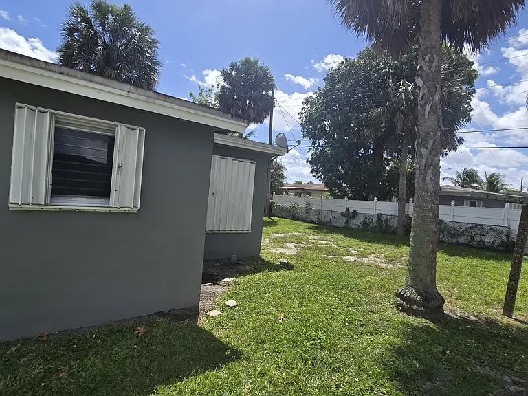 3860 NW 8th Pl — Photo 3