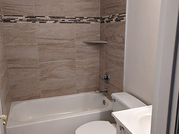 Master Bathroom (upstairs)