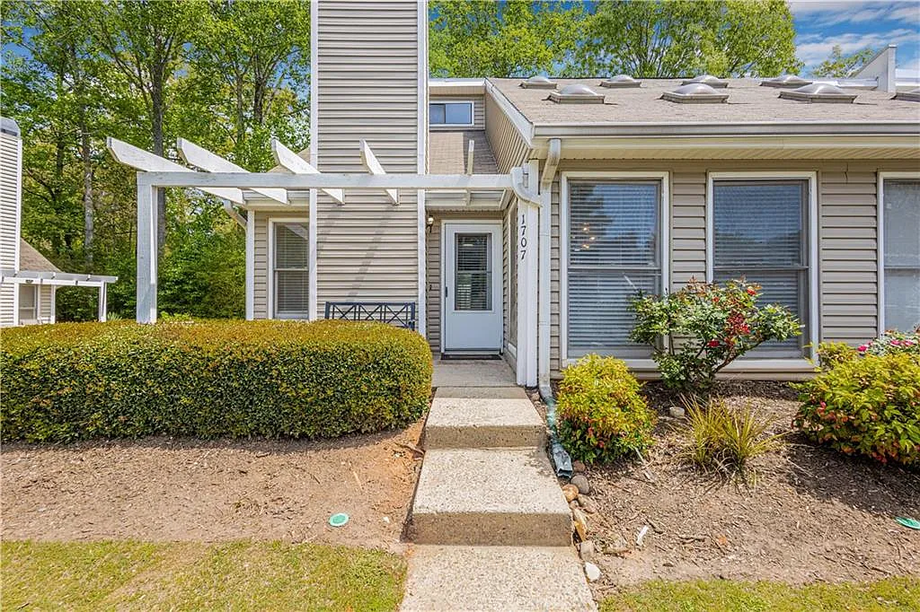 3 bed, 2.0 bath, 1241 sqft, $2,100 — Photo 2