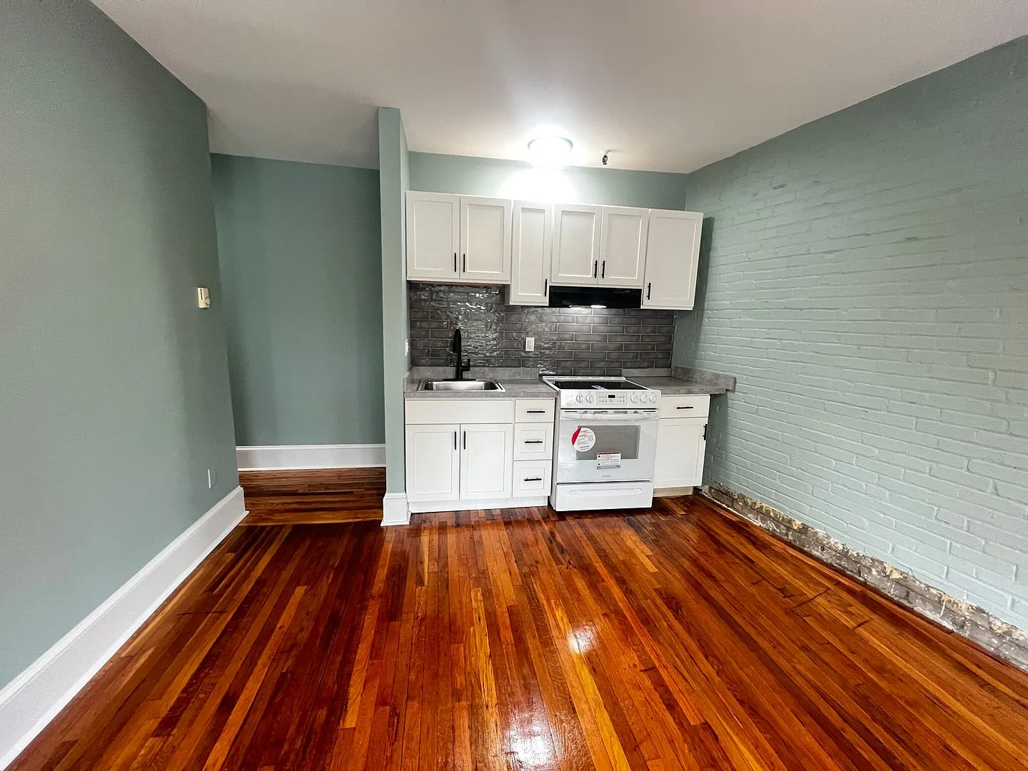 No Brokers Fee. Central Fenway Location, Hot Water Included, Laundry on a Site — Photo 2