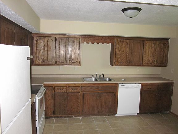 Large Kitchen w/ fridge, stove, dishwasher and garbage dispo