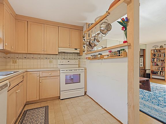 5th image of 22 Jacqueline Rd APT D