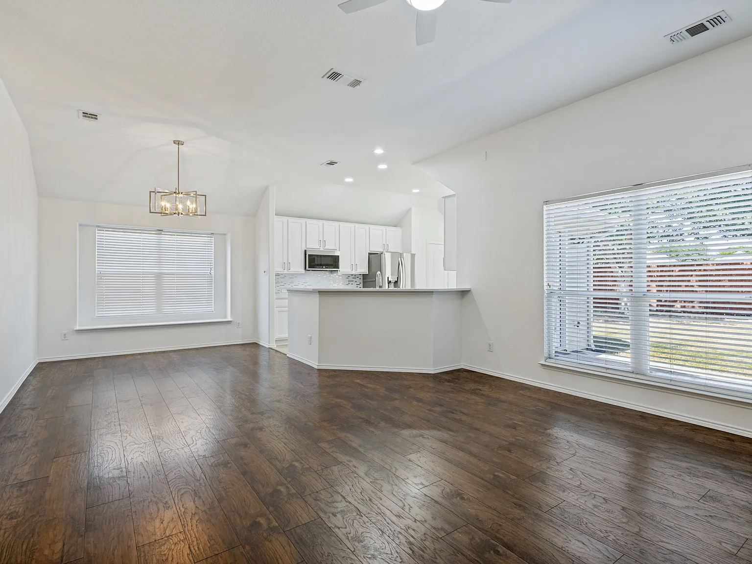 3 bed, 1716 sqft, $2,400 — Photo 2