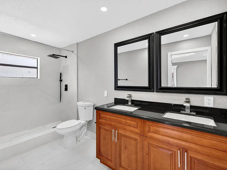 5424 SW 44th Ter — Photo 38
