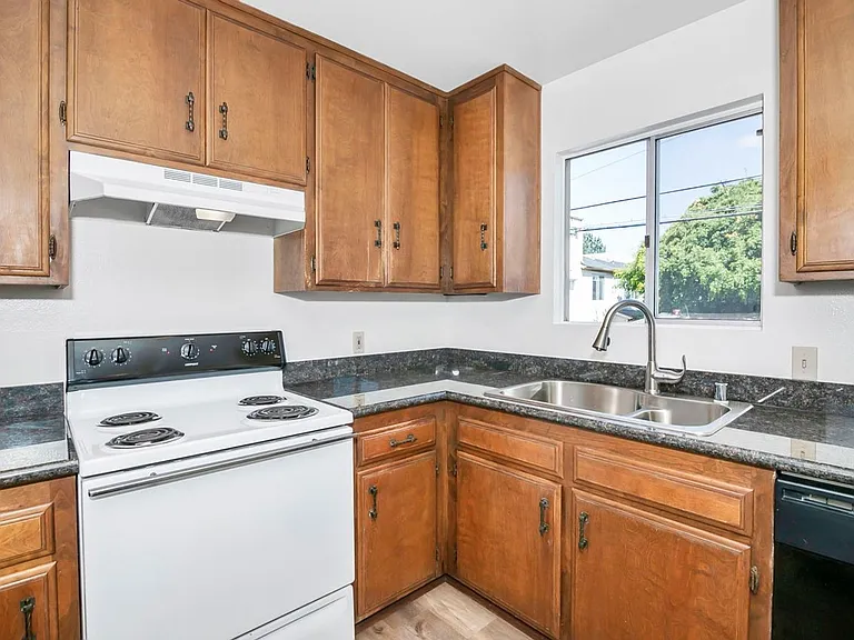 1150 Grand Ave #D — Photo 7
