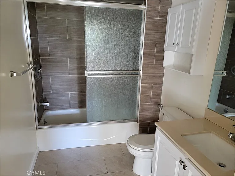 9126 Langdon Ave #303 — Photo 7