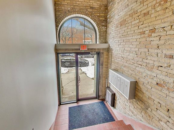 2nd image of 1140 W Cornelia Ave APT D