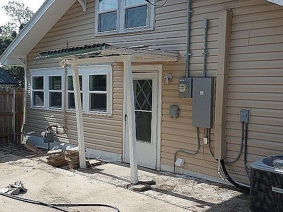 2nd image of 501 W Texas St