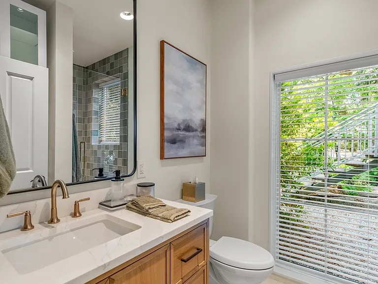 lower en suite ba/carriage house