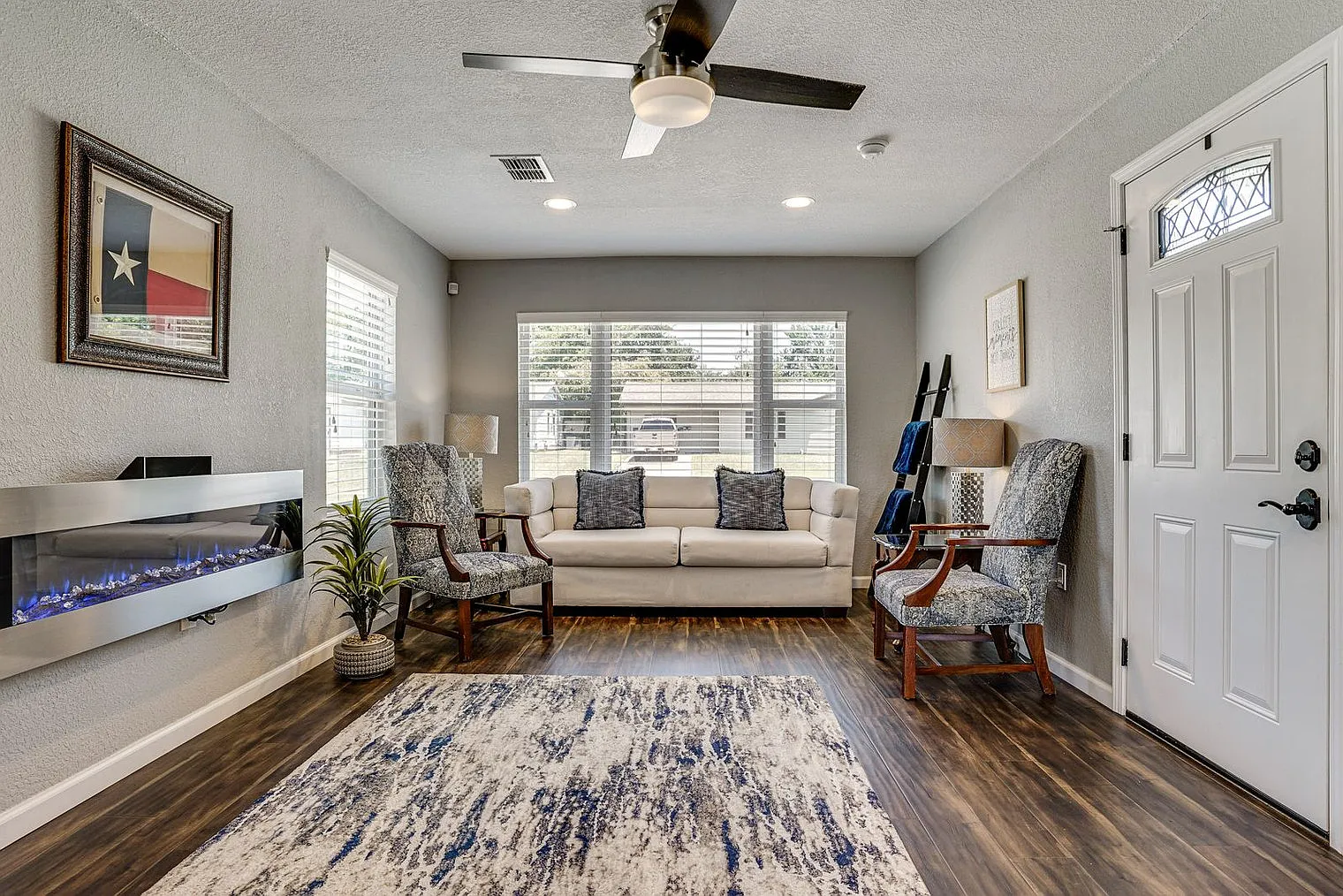 3 bed, 2.0 bath, 1291 sqft, $3,612 — Photo 2