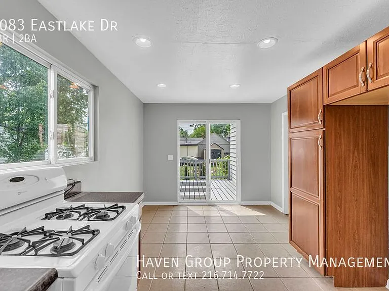 1083 Eastlake Dr — Photo 10