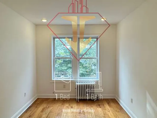 385 Danforth Avenue image 8 of 11