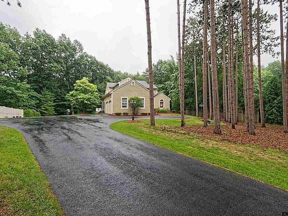 3rd image of 18 Pine Forest Ln