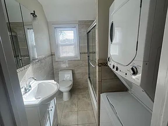 4th image of 19 Goldwin St APT 1