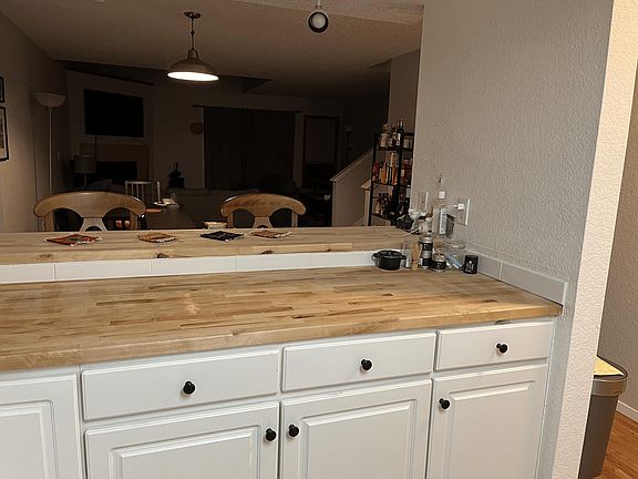 kitchen and breakfast bar