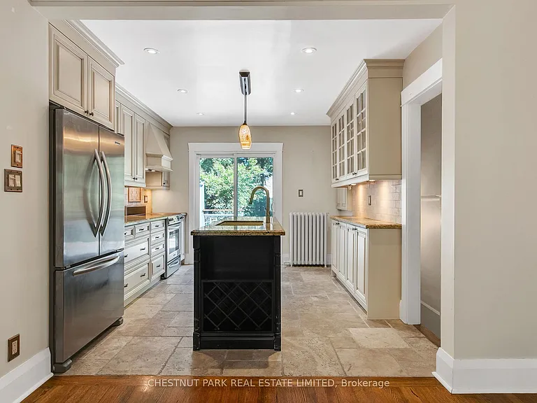 484 Merton St — Photo 17