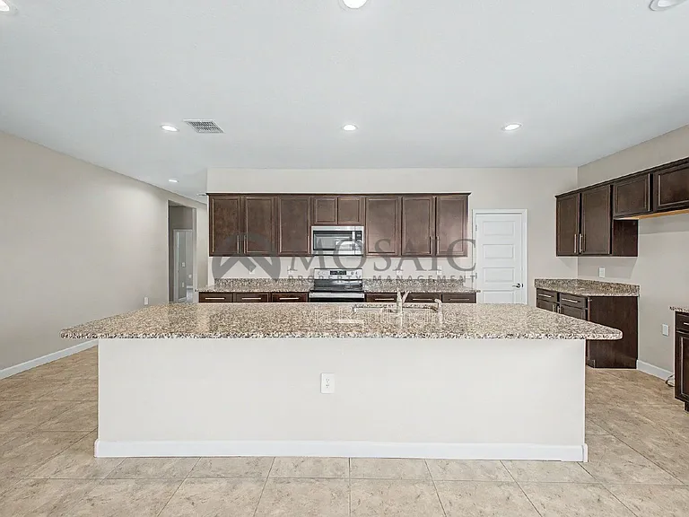 10617 S 54th Ln — Photo 8