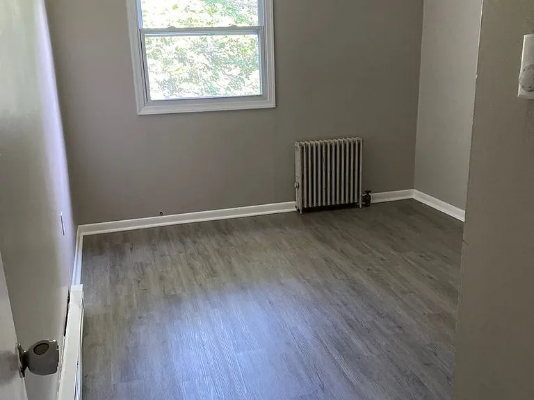 1032 Crown Ave — Photo 4