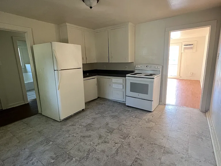 210 N Ross Ave — Photo 4