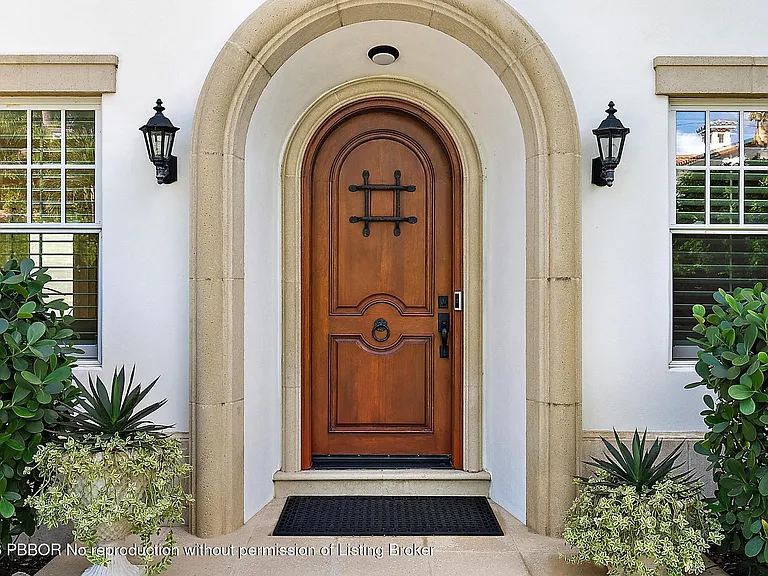 240 Seabreeze Ave — Photo 2