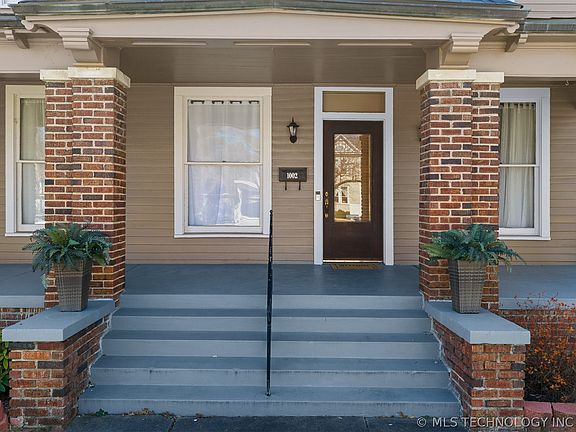 2nd image of 1002 Stanley St SW