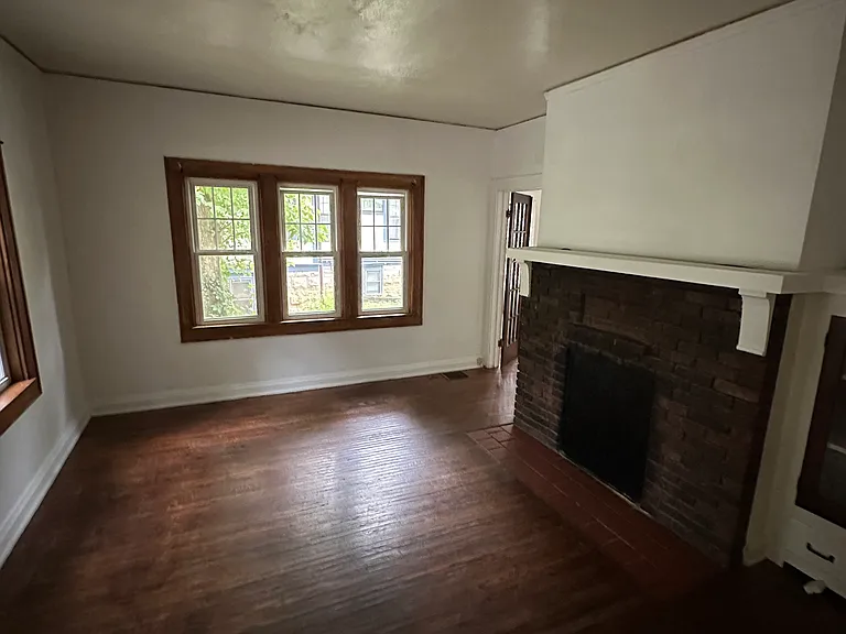720 E University St — Photo 2