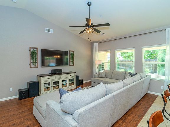 4th image of 3089 N Carriage Ave
