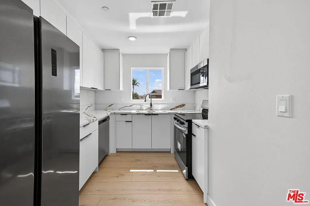 5 bed, 1600 sqft, $3,575 — Photo 3