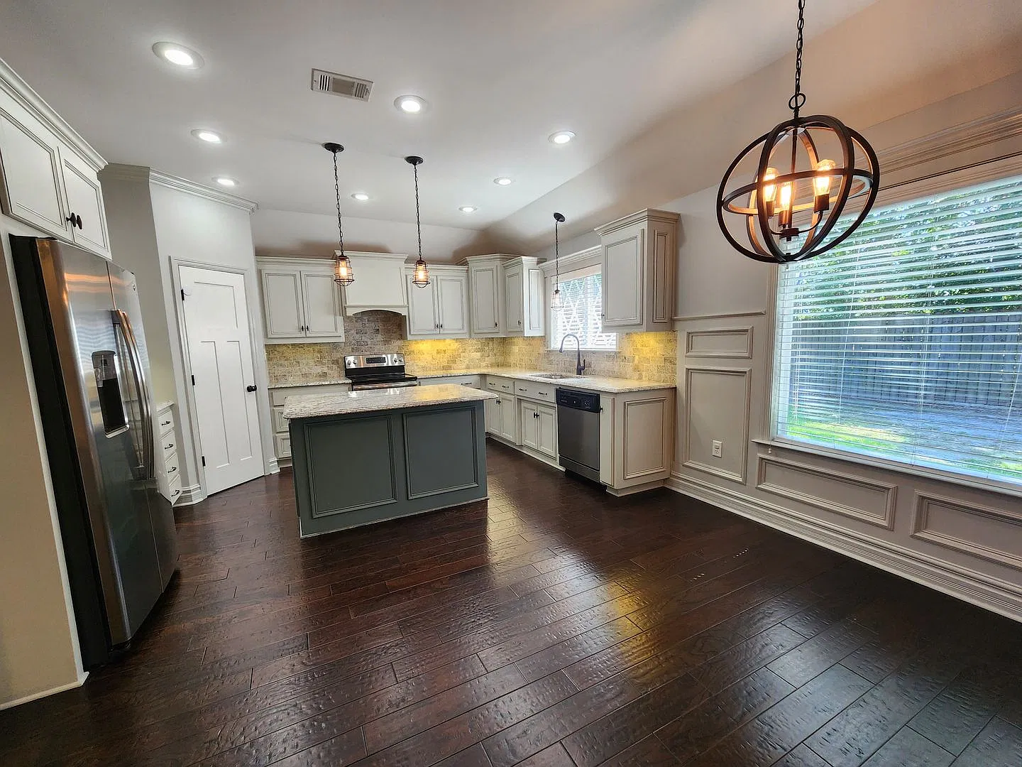 Spacious 4-Bedroom Home with Fenced Yard Near Moody AFB — Photo 4