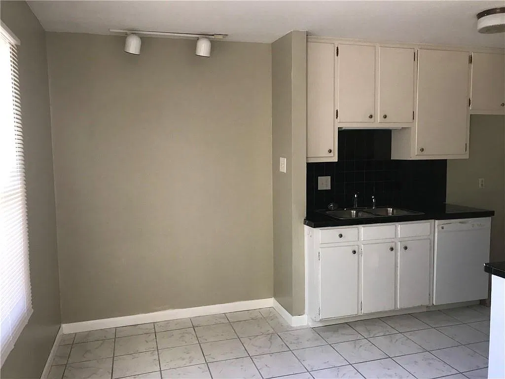 3 bed, 2.0 bath, 1304 sqft, $1,495 — Photo 3