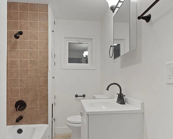 1020 N George St — Photo 16