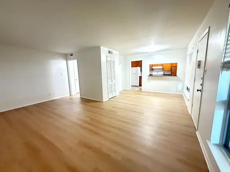 Lorrain Apartments — Photo 13