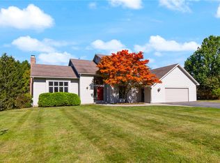 2 Cavendish Pl, Rochester, NY 14625