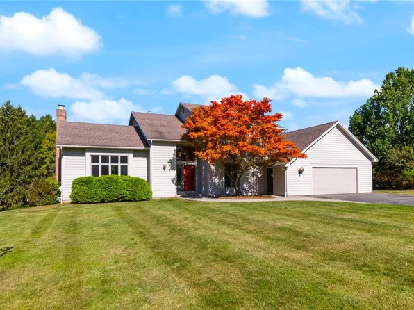 2 Cavendish Pl, Rochester, NY 14625