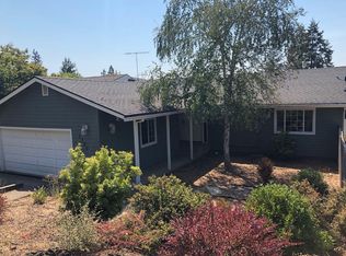 1720 NE Hillcrest Ln, Grants Pass, OR 97526