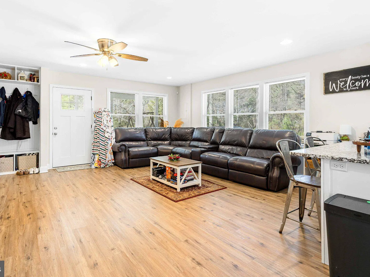 3 bed, 2.0 bath, 1408 sqft, $2,050 — Photo 3