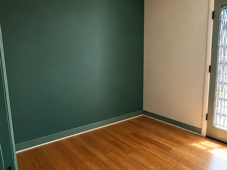 2438 Gramercy Ave — Photo 26