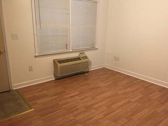 3rd image of 2474 Magnolia Ave
