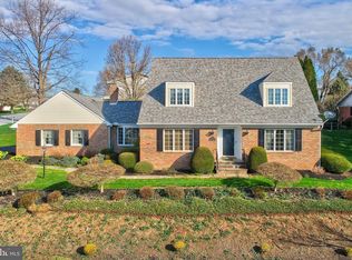 1 Burgundy Cir, Boiling Springs, PA 17007