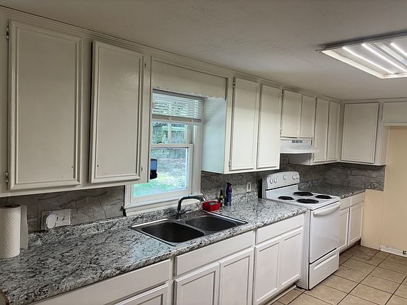 3rd image of 1722 Monterey Rd