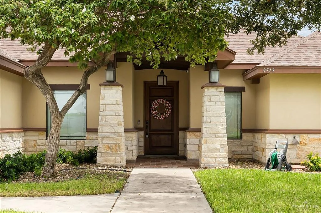 4 bed, 3.0 bath, 2472 sqft, $2,500 — Photo 2