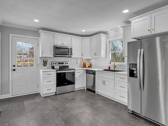 4th image of 105 Shady Dr
