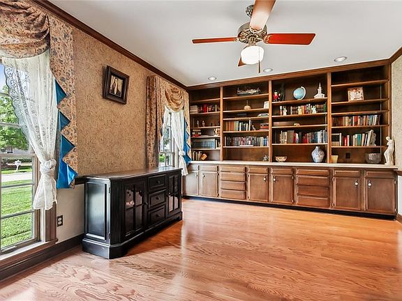 5th image of 26 Chateau Rothchild Dr