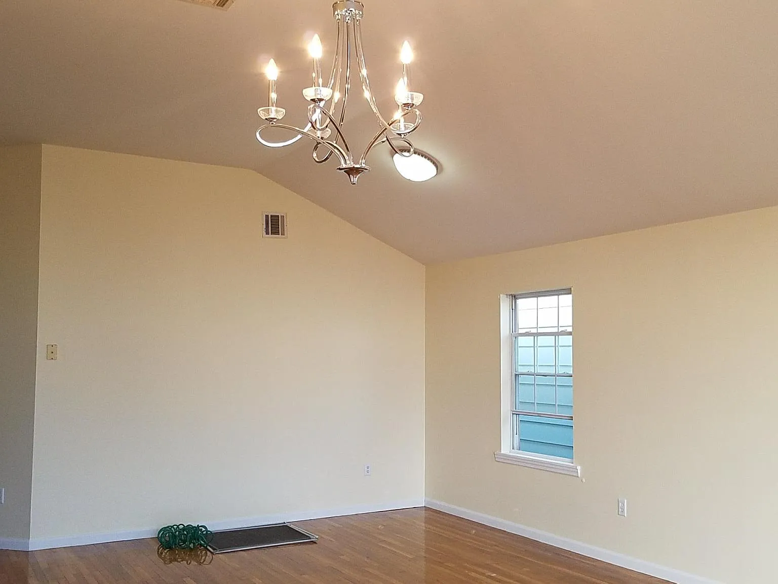 3 bed, 1300 sqft, $3,000 — Photo 2