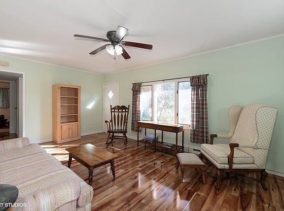 3rd image of 803 Northampton St