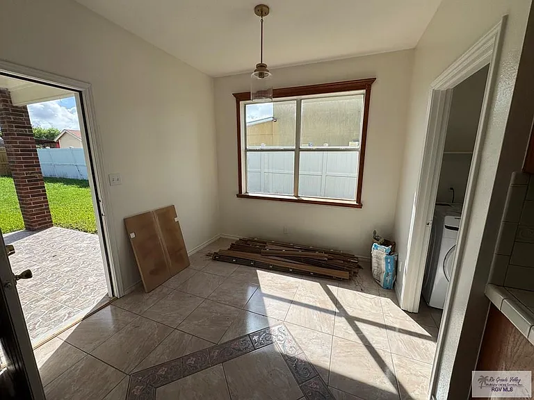 3433 Burgundy Dr — Photo 9